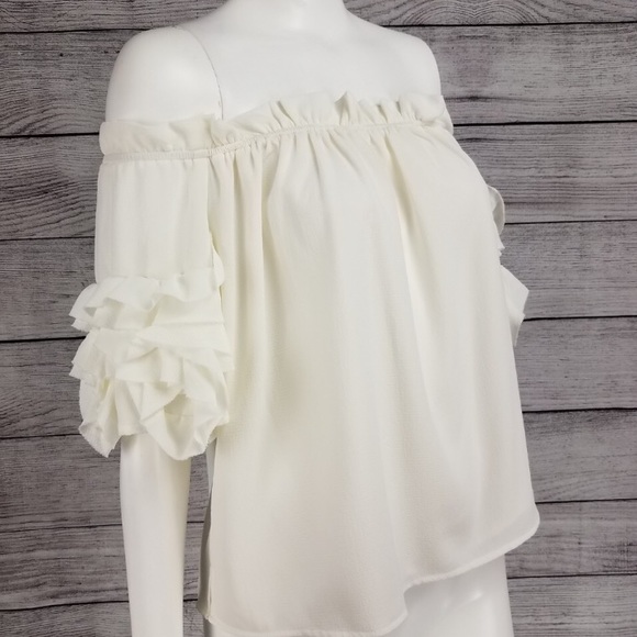 Vince Camuto off the shoulder ruffle/white texture - Picture 6 of 8